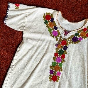 Vintage Oaxaca-style top with colorful flower embroidery🌼🌸